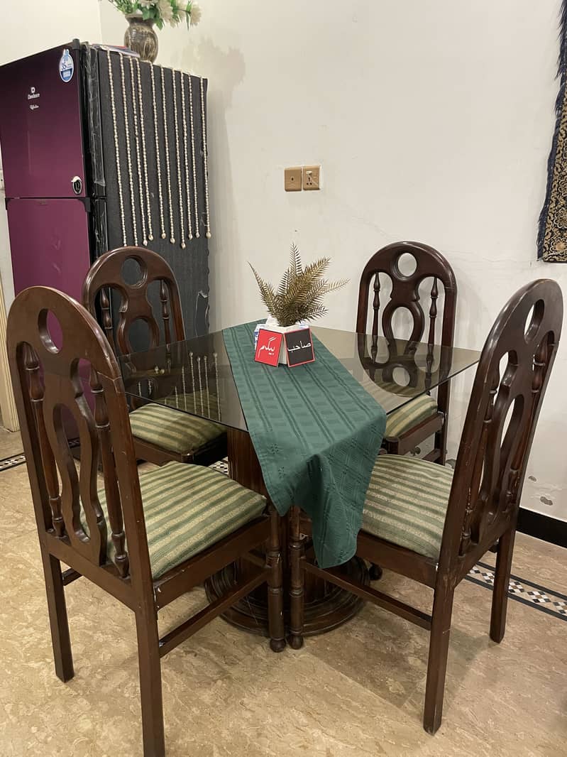 Dining table with 4 Chairs 0
