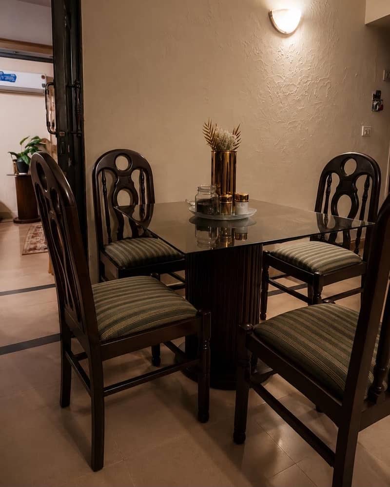 Dining table with 4 Chairs 1