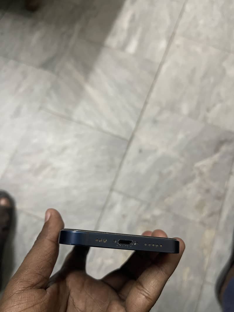 Apple iPhone 12 4