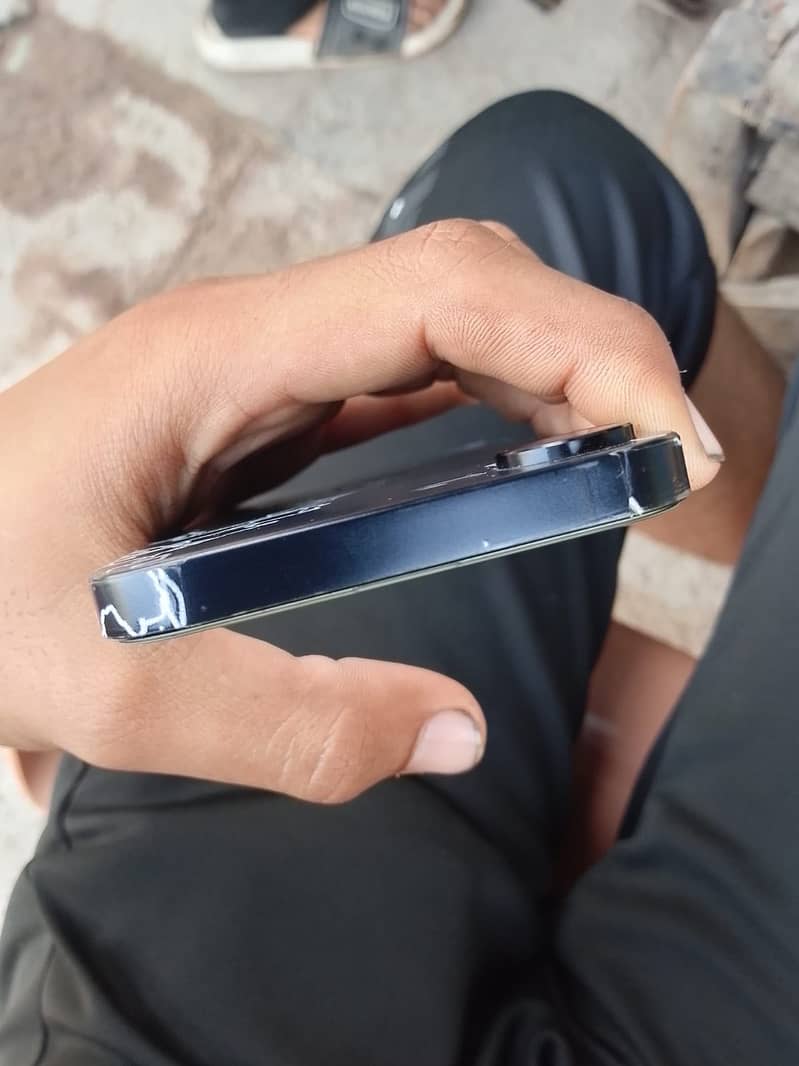 Apple iPhone 16e 1
