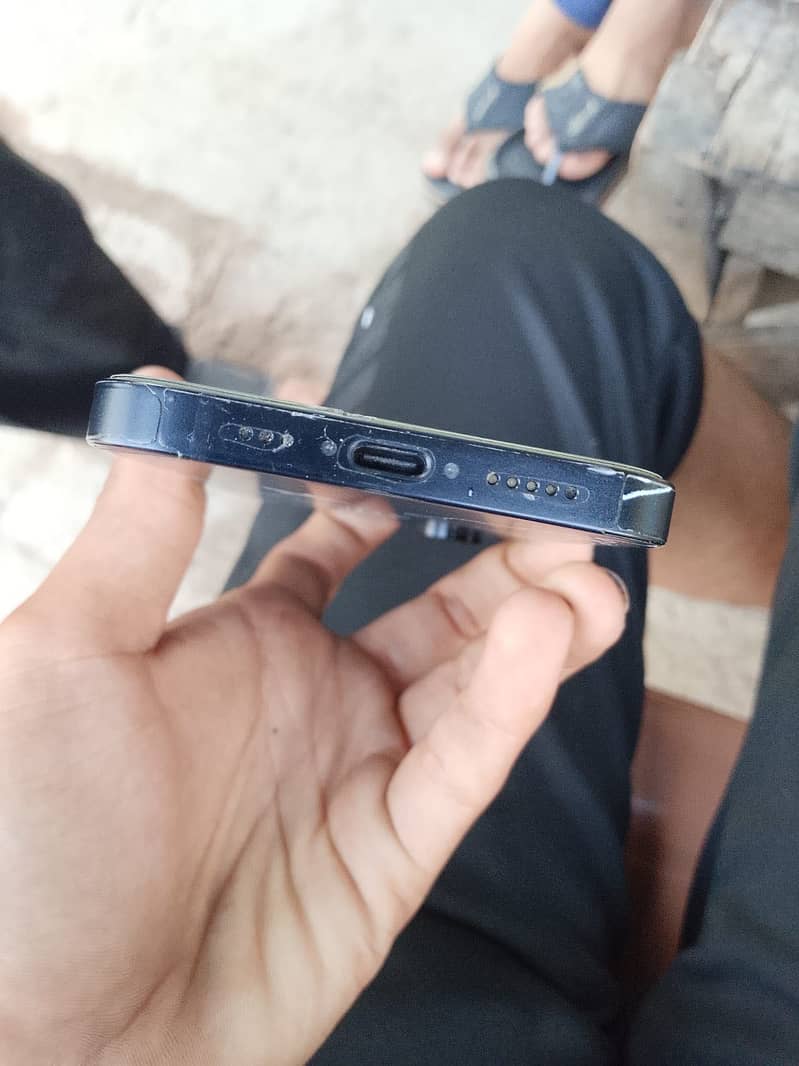 Apple iPhone 16e 4