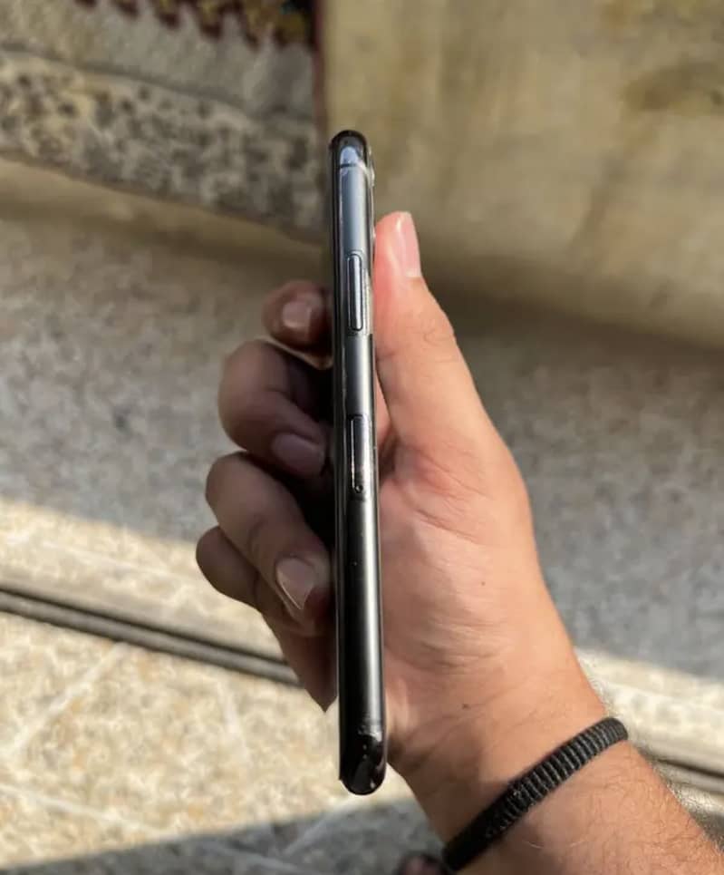 Apple iPhone 11 Pro 4