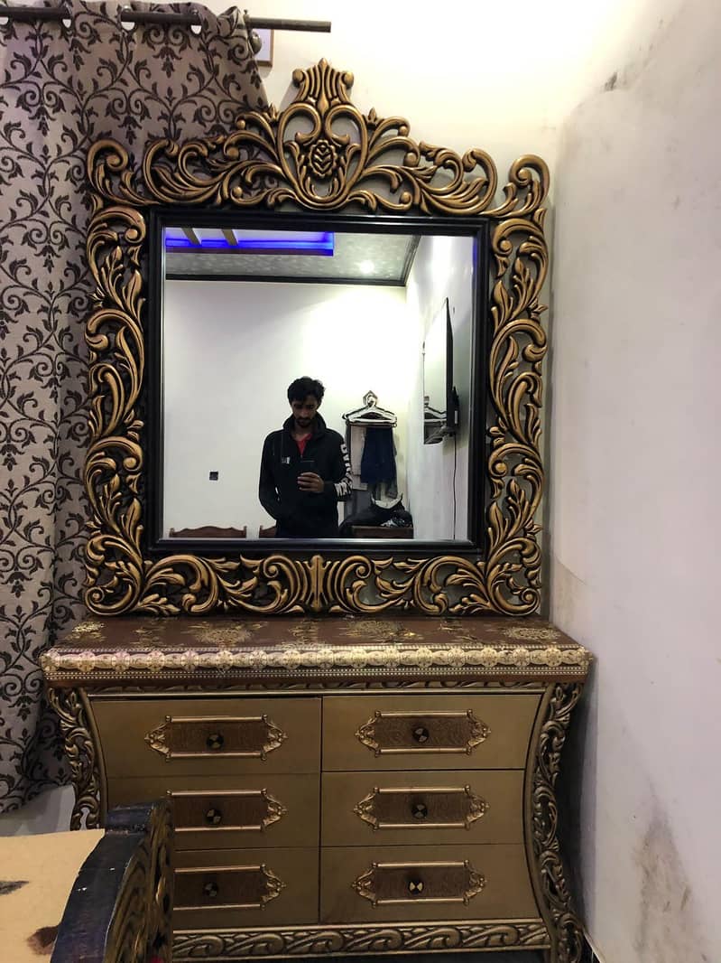 Bed set with dressing table and mirror 1
