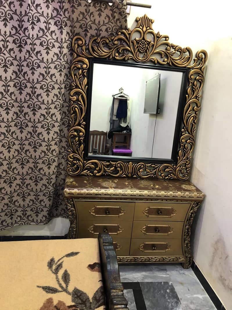 Bed set with dressing table and mirror 4