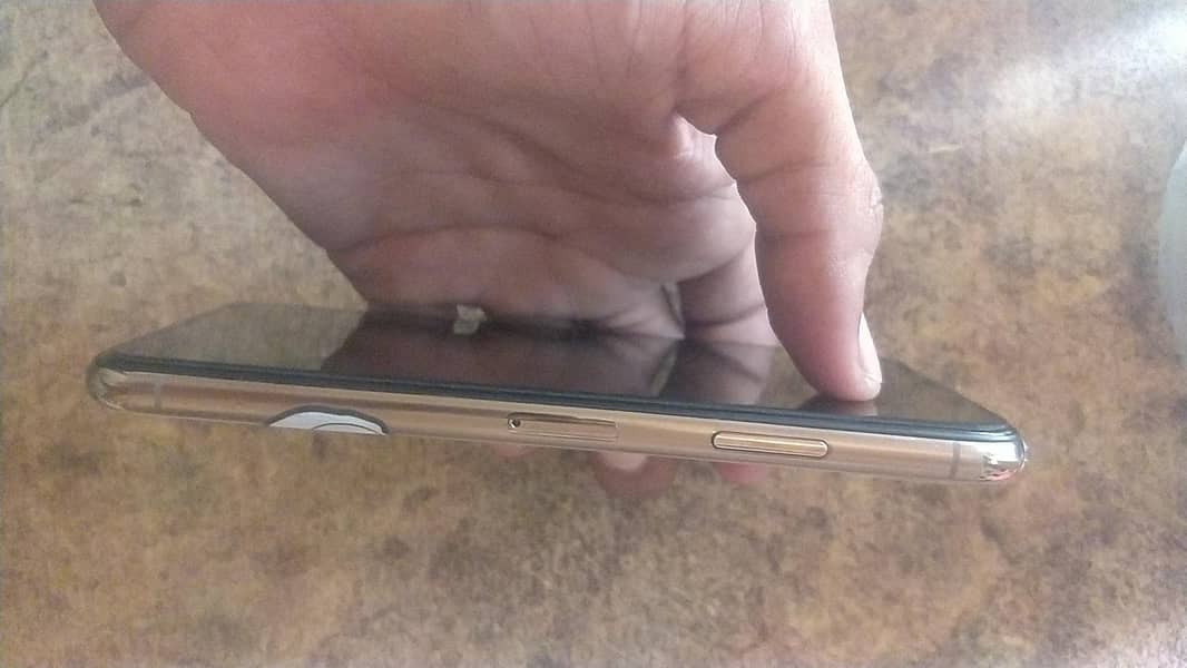 Apple iPhone XS 3