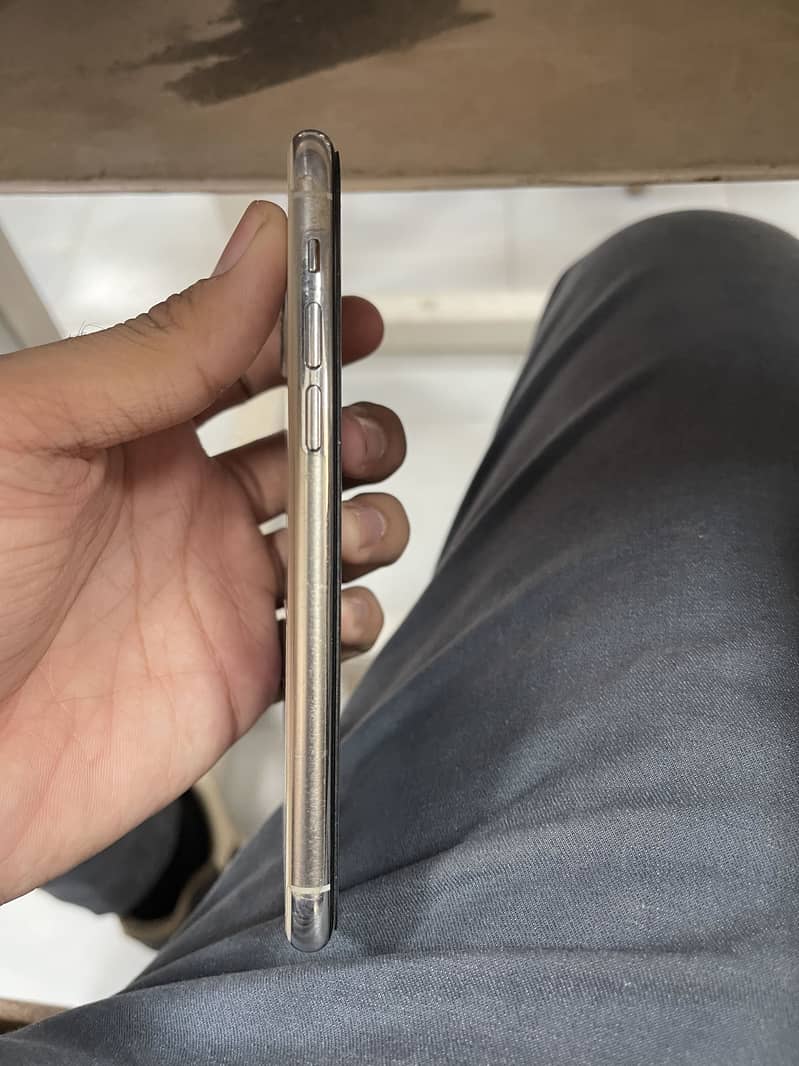 Apple iPhone 11 Pro 4