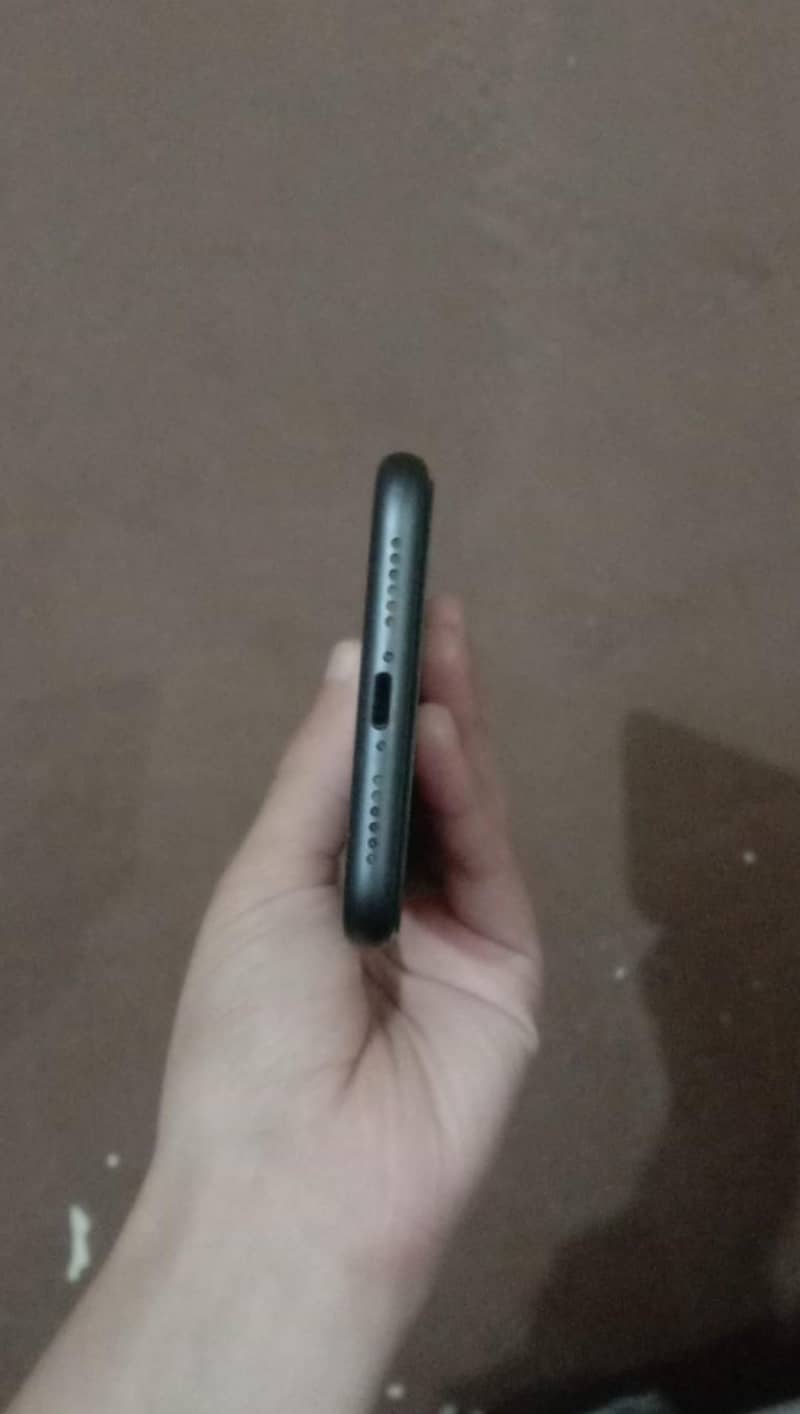 Apple iPhone 11 4