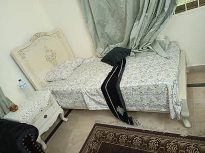 Very elegant branded Single bed with dressing for sale with mtress 000