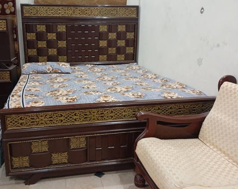 سشاندار ڈبل بیڈ  کی بڑی سائیڈ اور چھوٹی سائیڈ کی قمیت لگائی ے 0