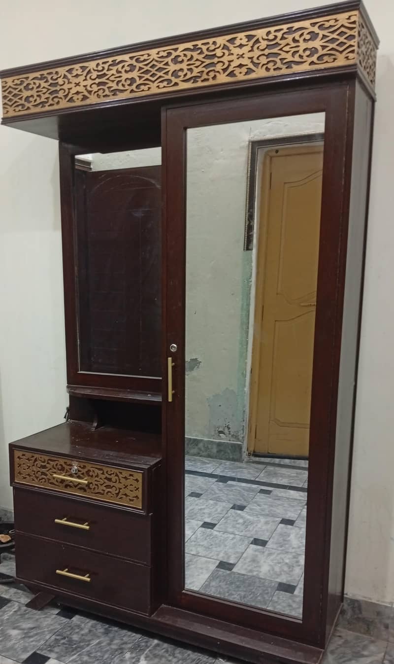 سشاندار ڈبل بیڈ  کی بڑی سائیڈ اور چھوٹی سائیڈ کی قمیت لگائی ے 2
