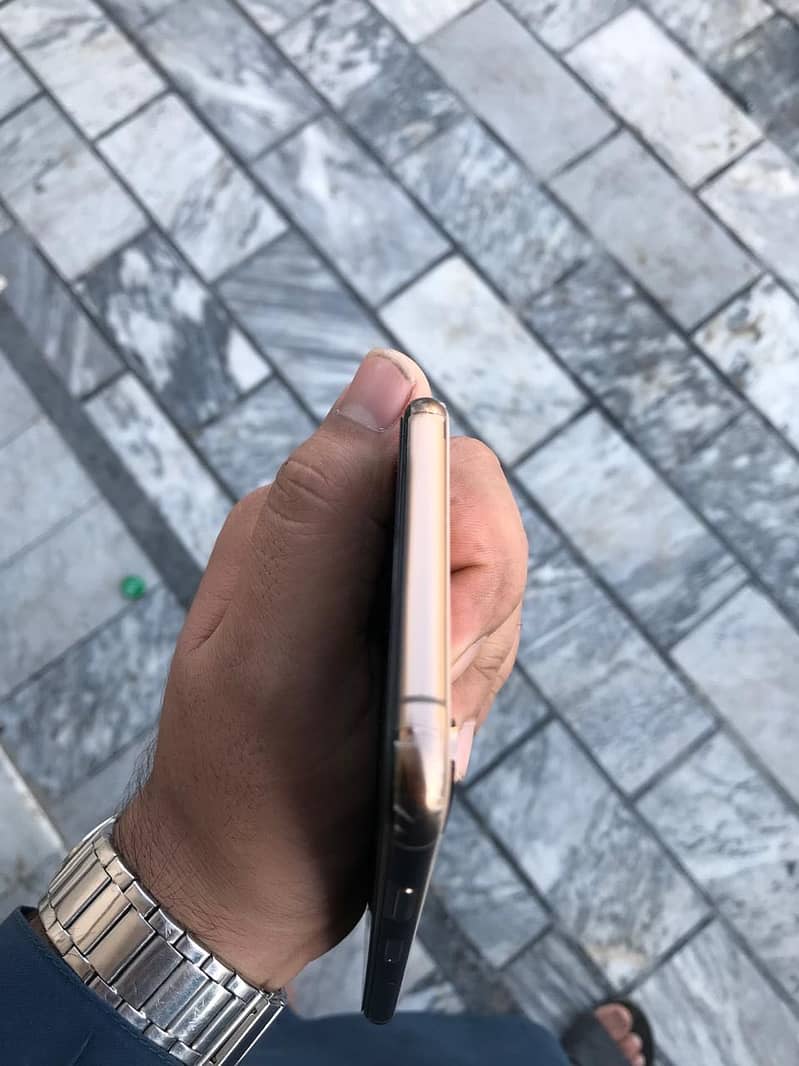 Apple iPhone XS Max 3