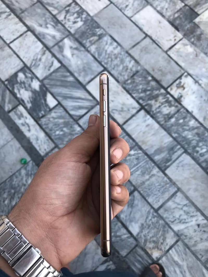 Apple iPhone XS Max 4