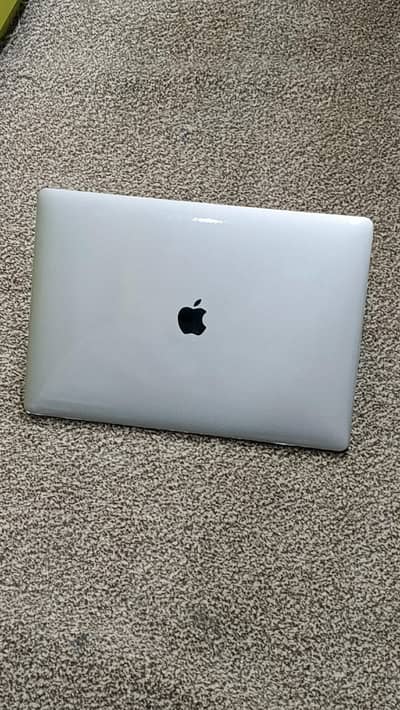 Mecbook pro 2018 i7 8 gan 16ram 1tb SSD