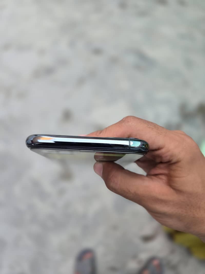 Apple iPhone 11 Pro Max 4