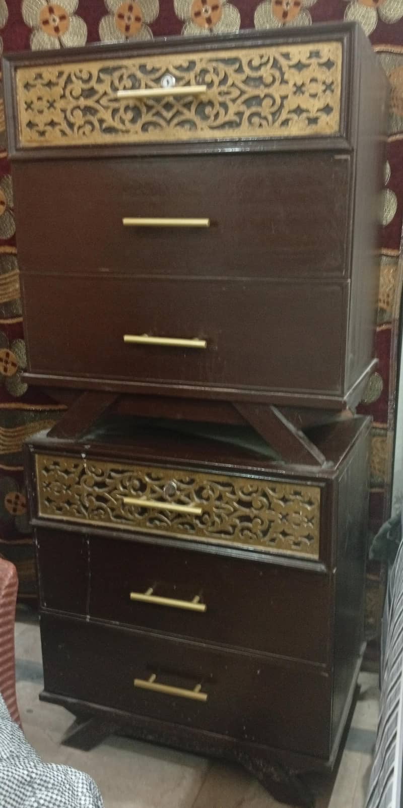 سشاندار ڈبل بیڈ  کی بڑی سائیڈ اور چھوٹی سائیڈ کی قمیت لگائی ے 3