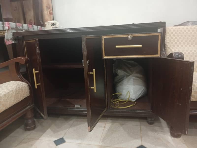 سشاندار ڈبل بیڈ  کی بڑی سائیڈ اور چھوٹی سائیڈ کی قمیت لگائی ے 6