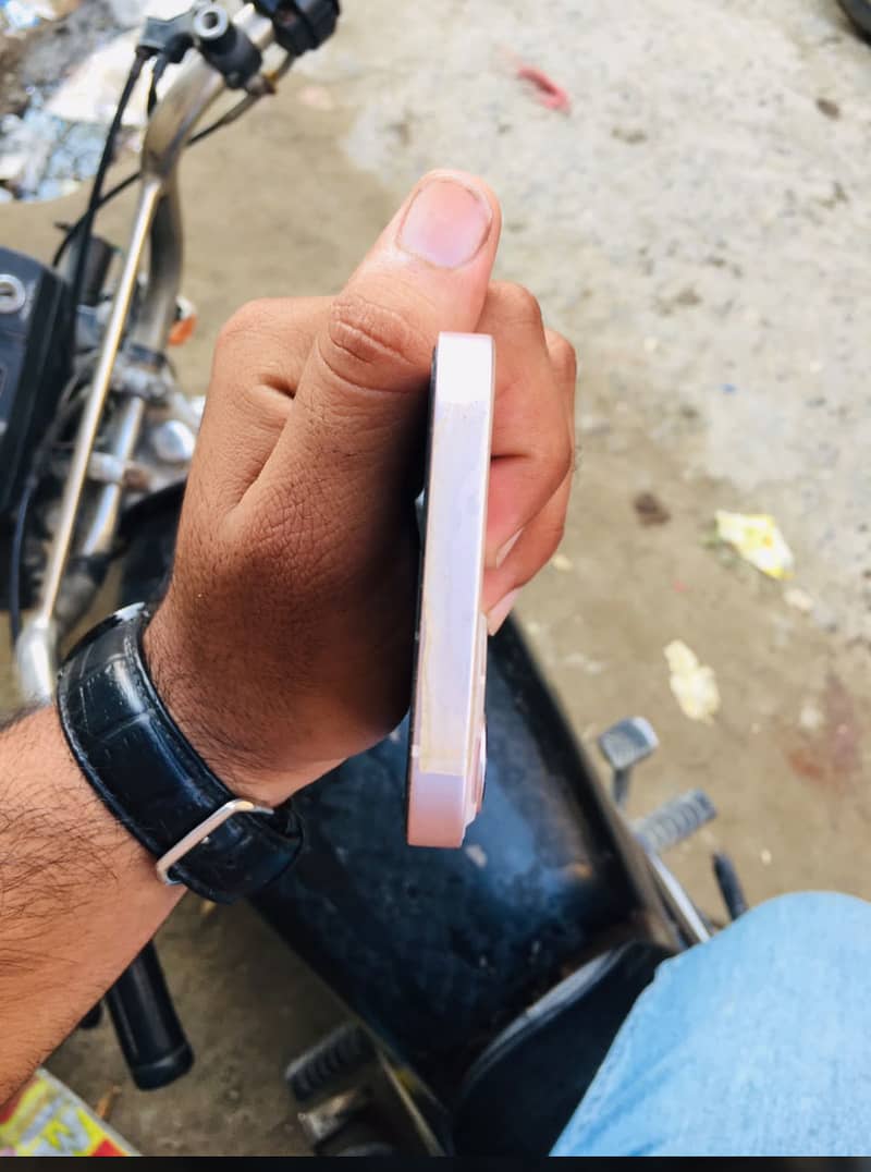 Apple iPhone 13 2