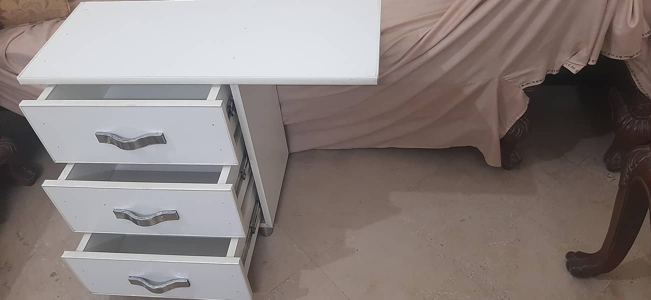 side table /side draws 1