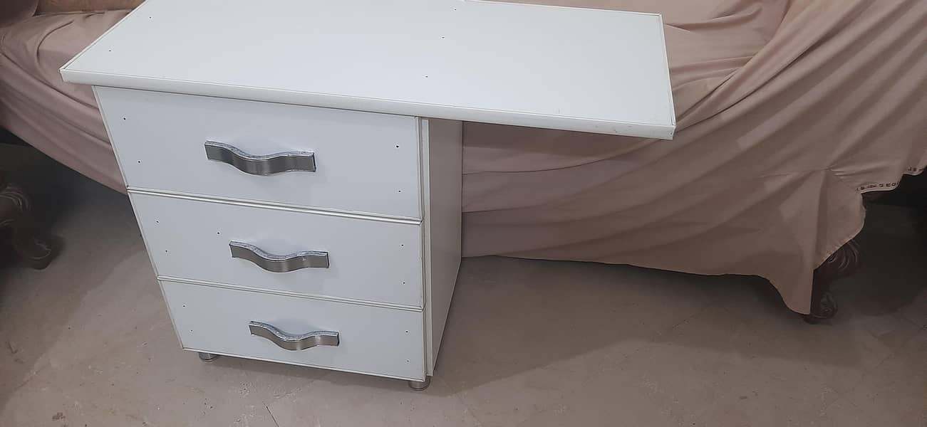 side table /side draws 2