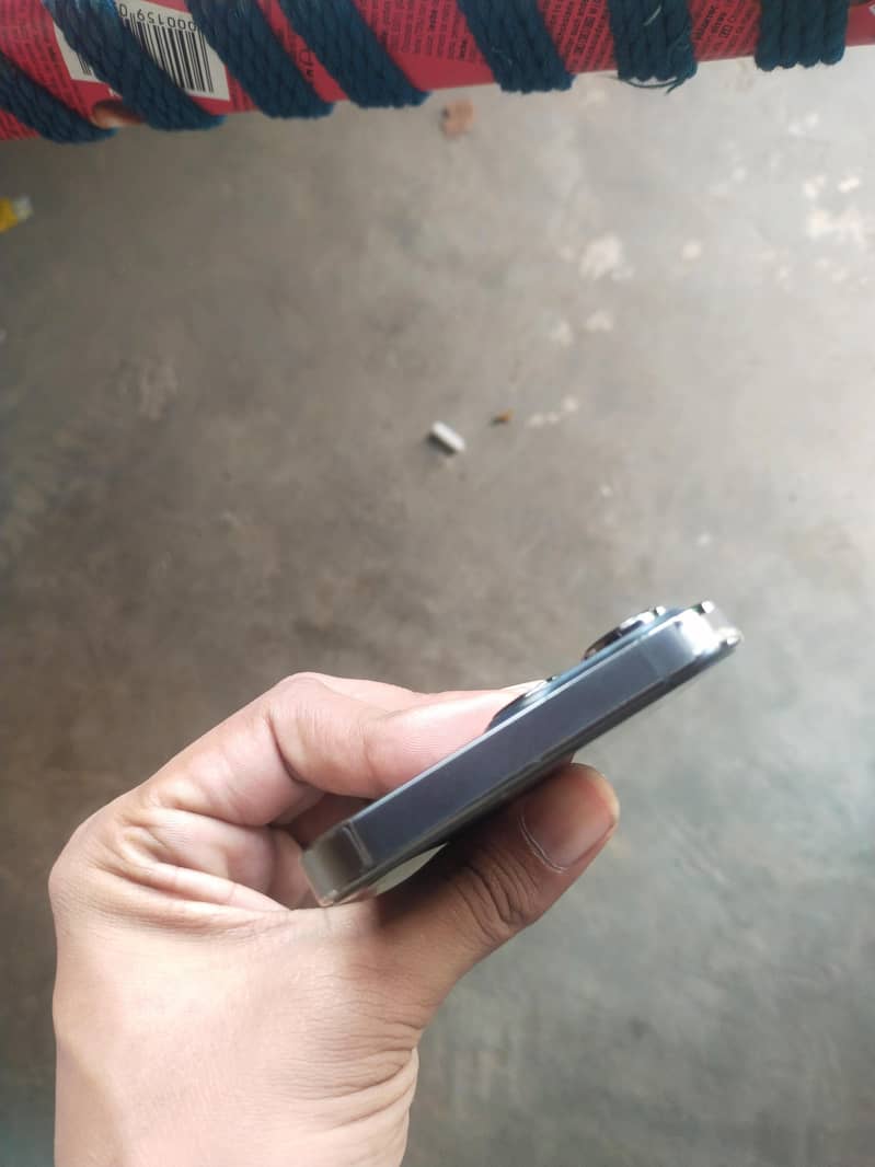 Apple iPhone 13 Pro 4