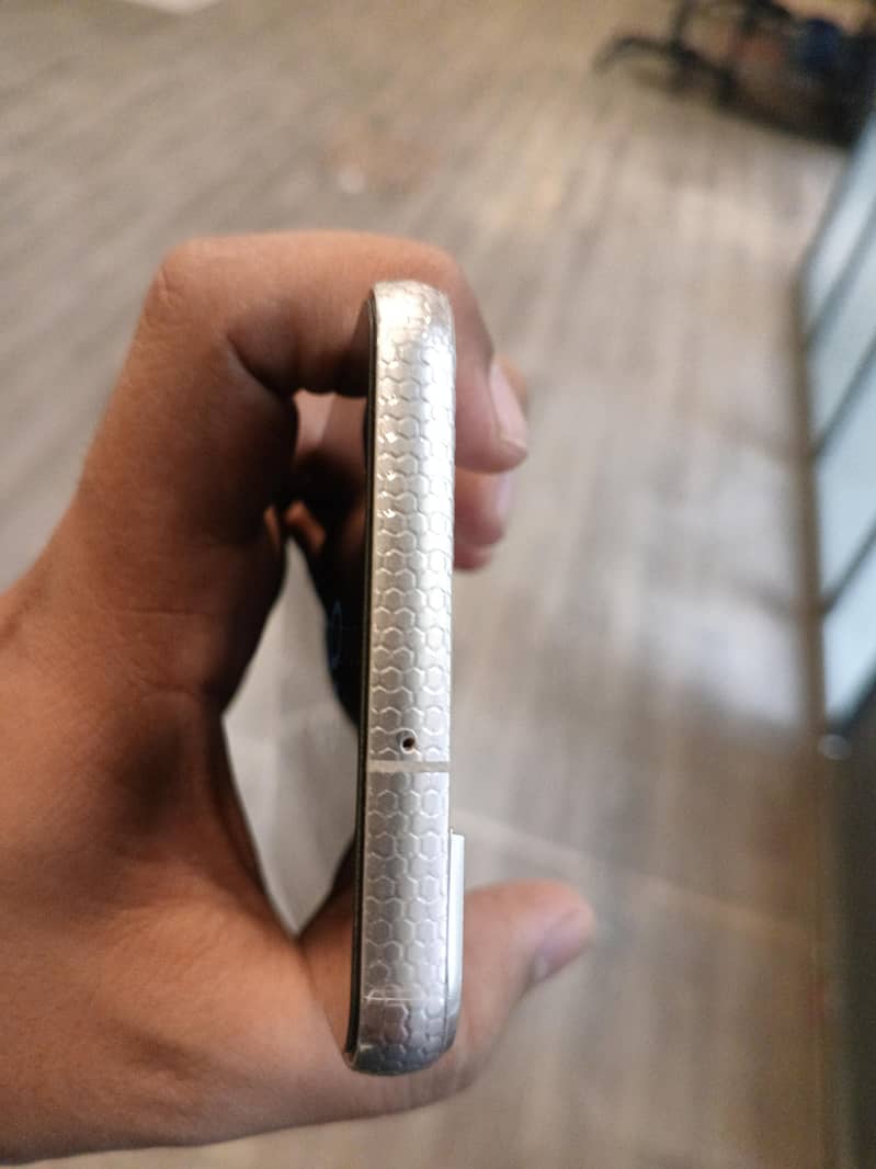 Samsung Mobile S22 Plus 2