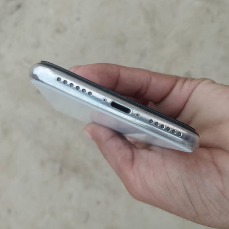 Apple iPhone X 4