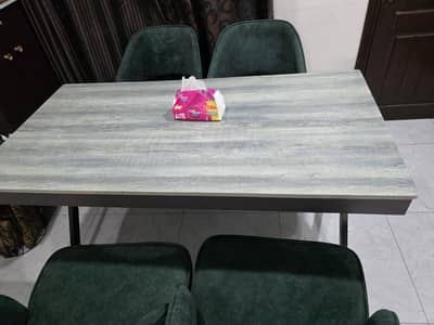 Dinning table with 4 chairs good condition