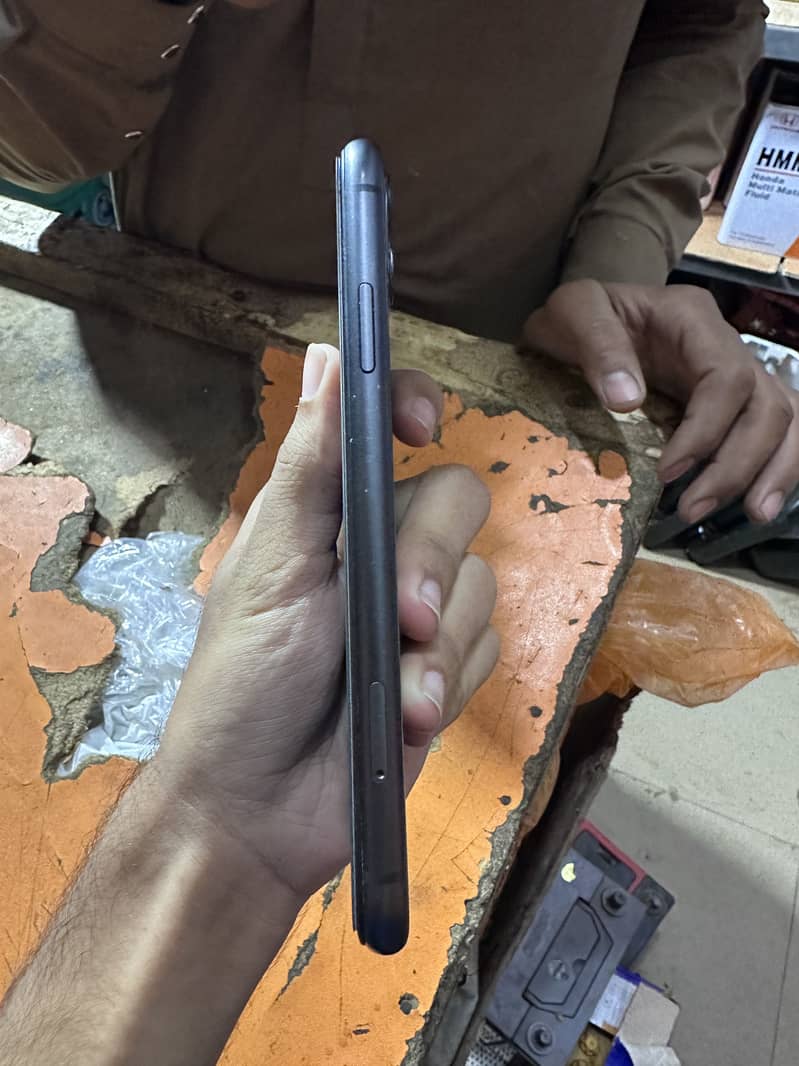 Apple iPhone 11 4