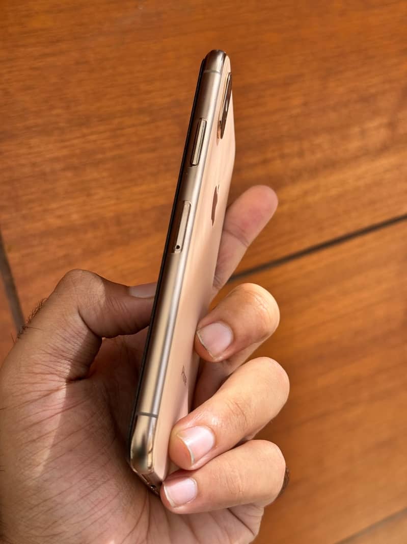 Apple iPhone XS 4