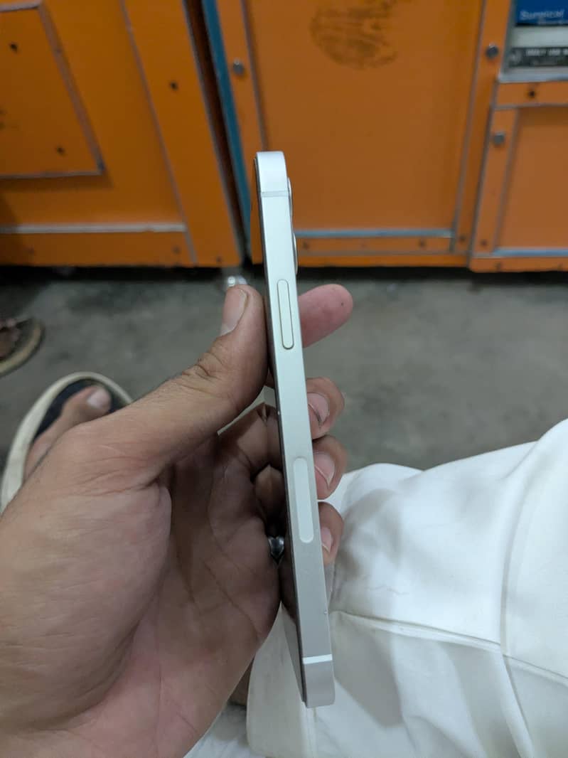 Apple iPhone 12 4