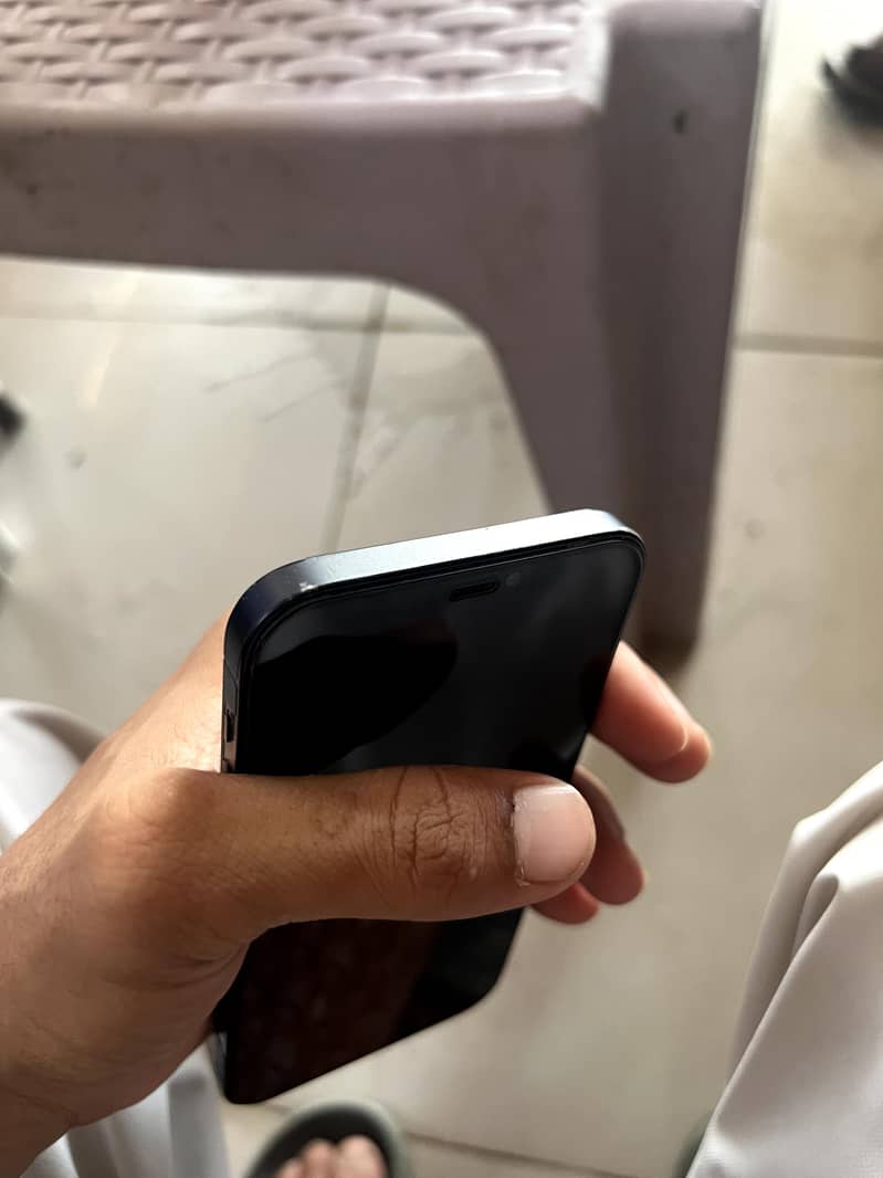 Apple iPhone 12 4