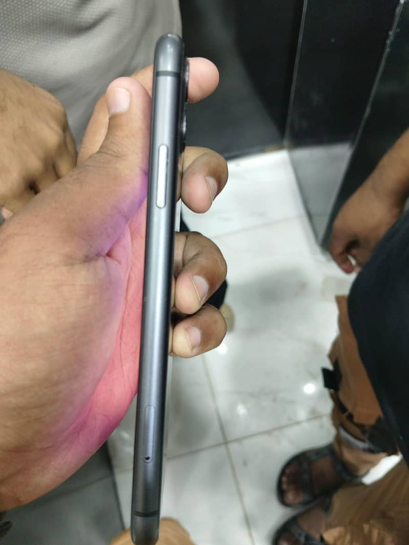 Apple iPhone 11 4