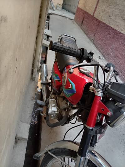 United ka 125 hai buht achi ur saf hai islamabad no 03335859751