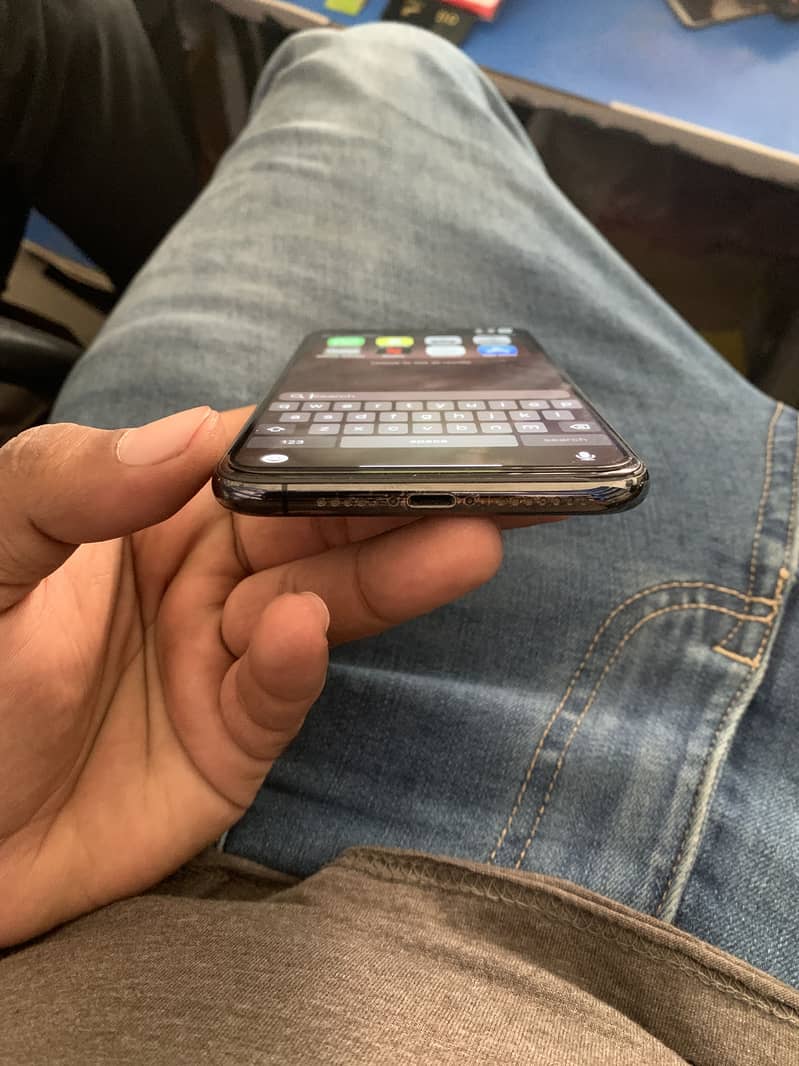 Apple iPhone XS Max 3