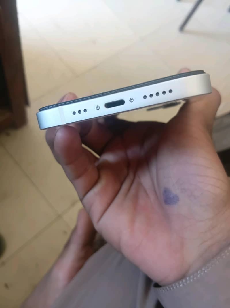 Apple iPhone 12 4