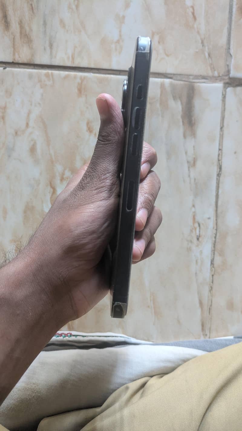 Apple iPhone 16 Pro Max JV 4
