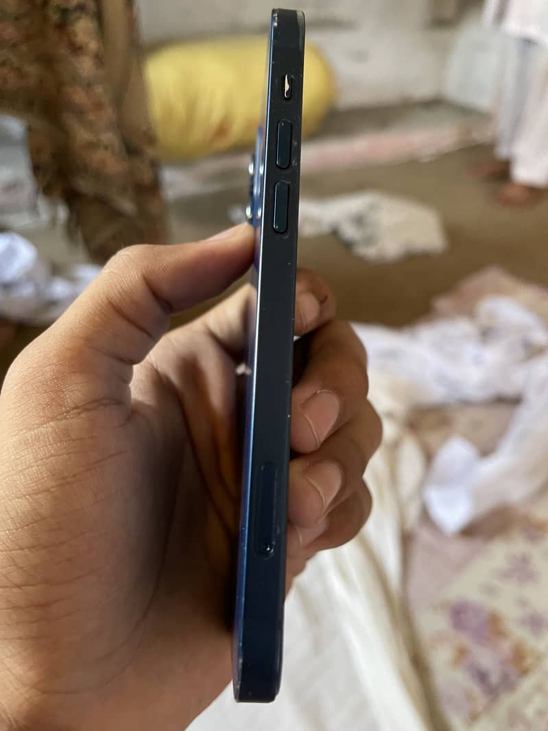 Apple iPhone 12 4