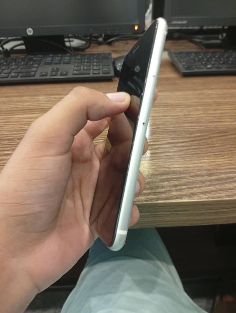 Apple iPhone Se2020 4