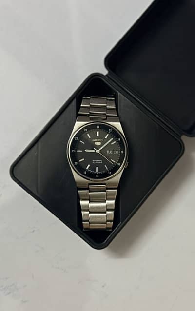 Seiko 5 Automatic 21 Jewels | Black dial , Silver body