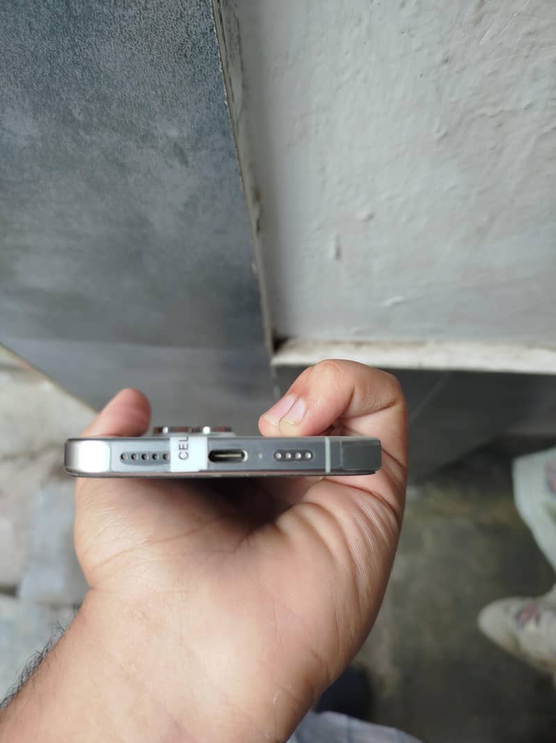 Apple iPhone 15 Pro Max 2