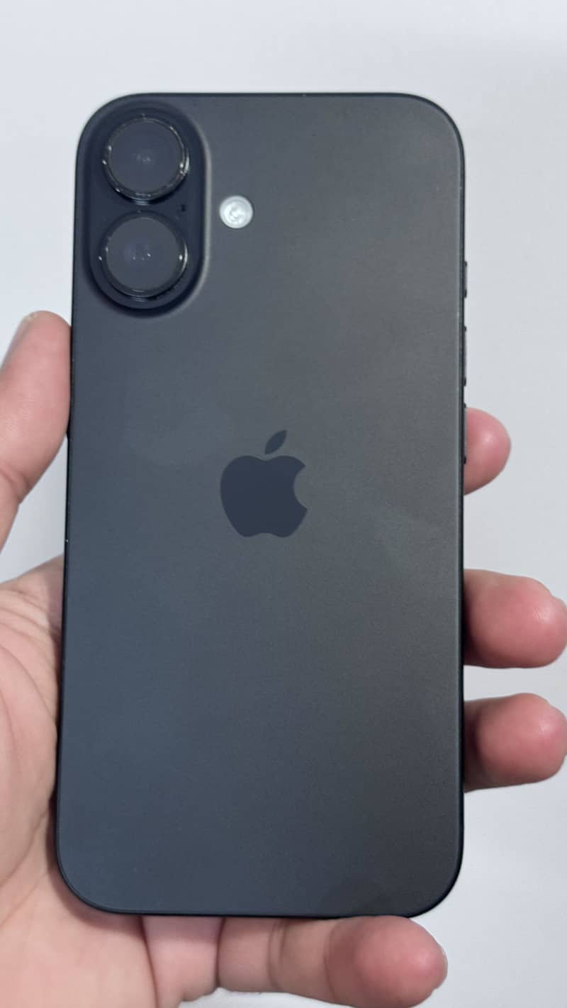 Apple iPhone 16 3
