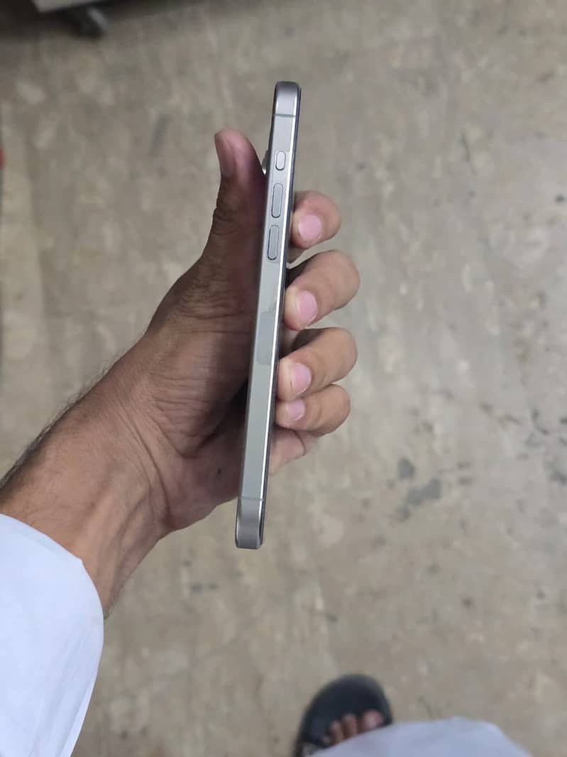 Apple iPhone 15 Pro Max 4