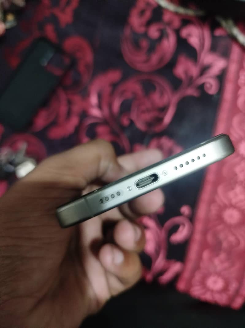 Apple iPhone 15 Pro Max 2