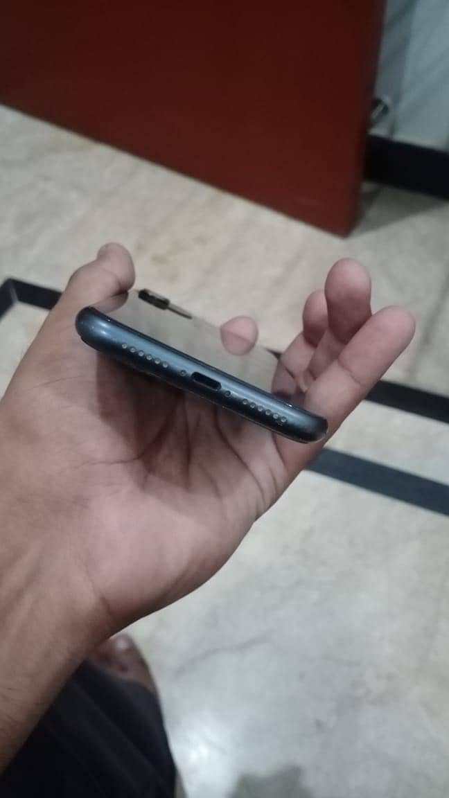 Apple iPhone 11 3