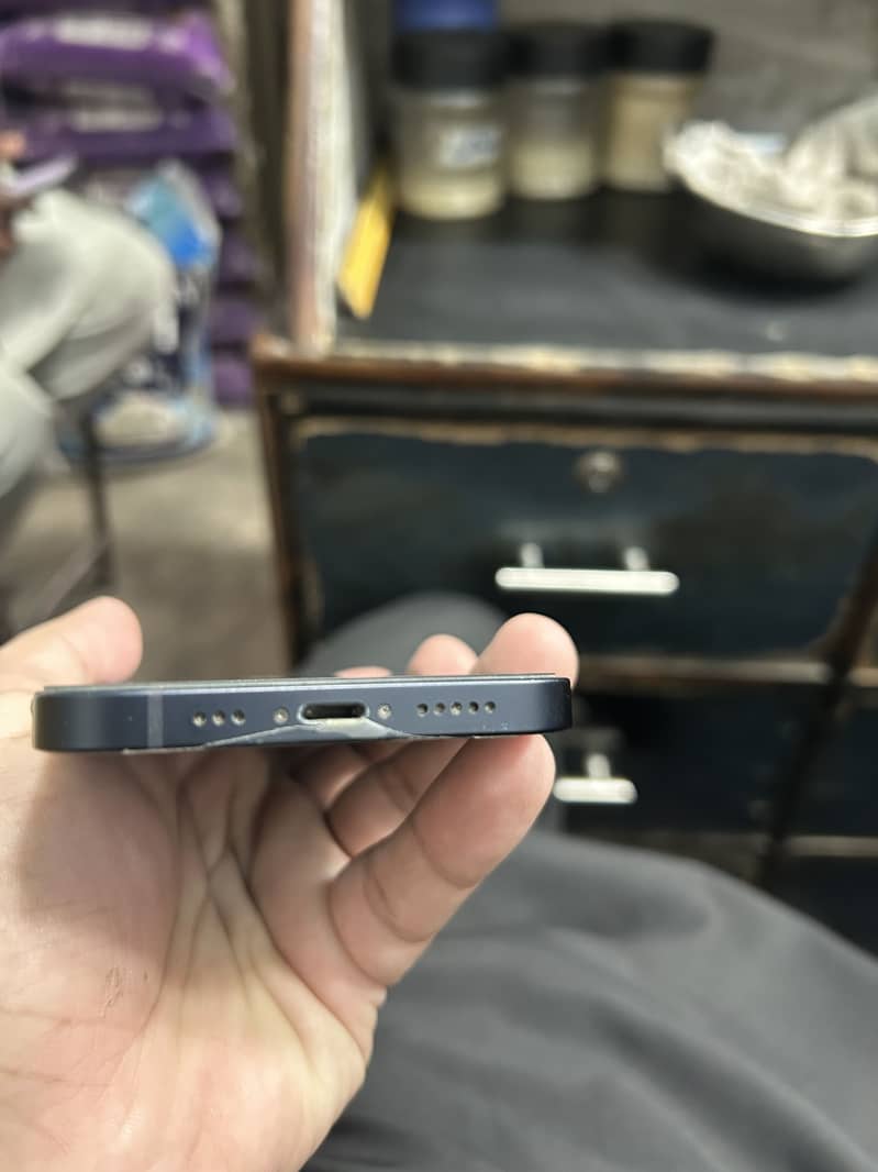 Apple iPhone 12 4