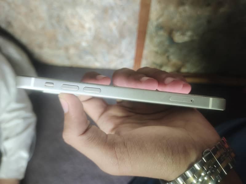 Apple iPhone 12 4