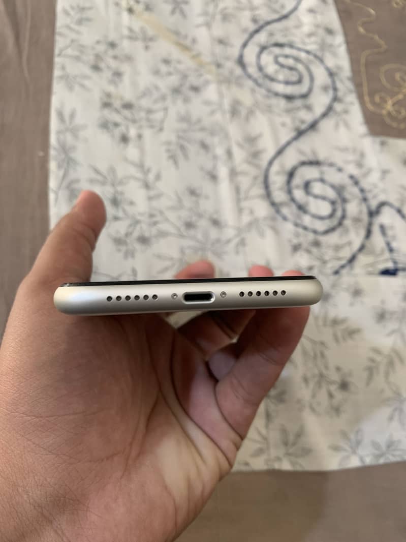 IPhone 11 4