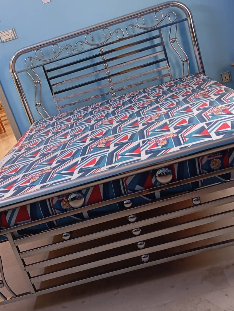 Queen size bed 5×6 condition 10/10 0