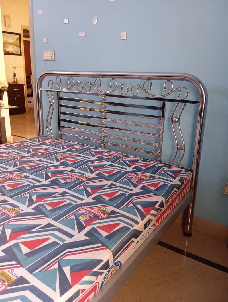 Queen size bed 5×6 condition 10/10 1