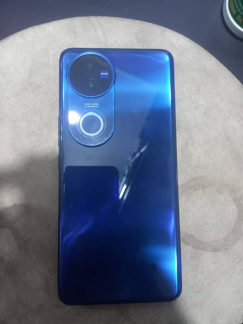 Vivo V50 1